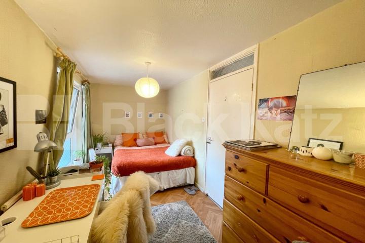 Arranged over two floors Mid-Century development with garden  Potier Street, Borough / London Bridge